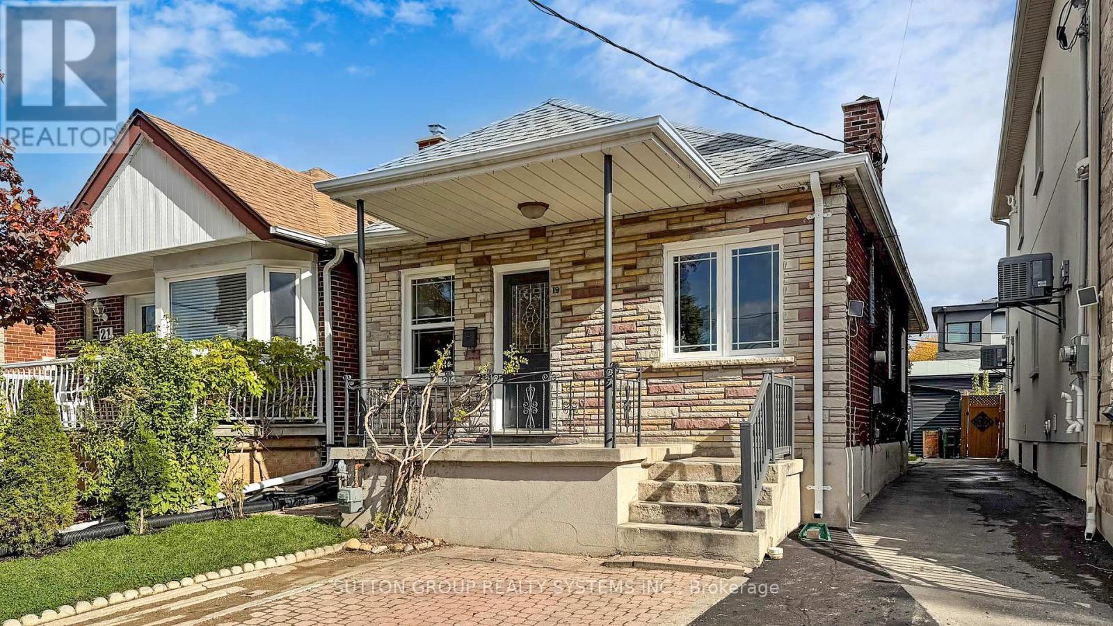 19 MONTCALM AVENUE, Toronto, Ontario
