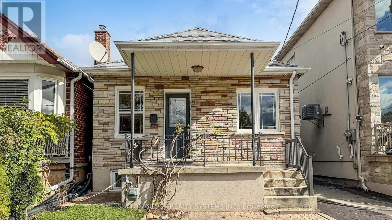 19 Montcalm Avenue, Toronto, Ontario  M6E 4N5 - Photo 2 - W12600666