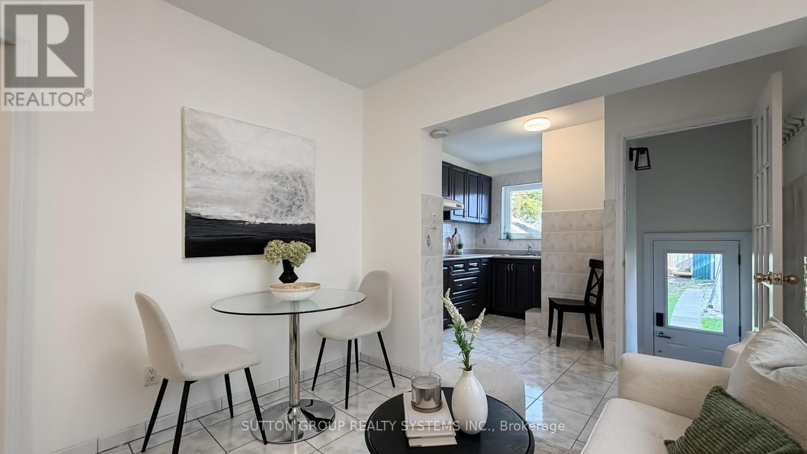 19 Montcalm Avenue, Toronto, Ontario  M6E 4N5 - Photo 6 - W12600666