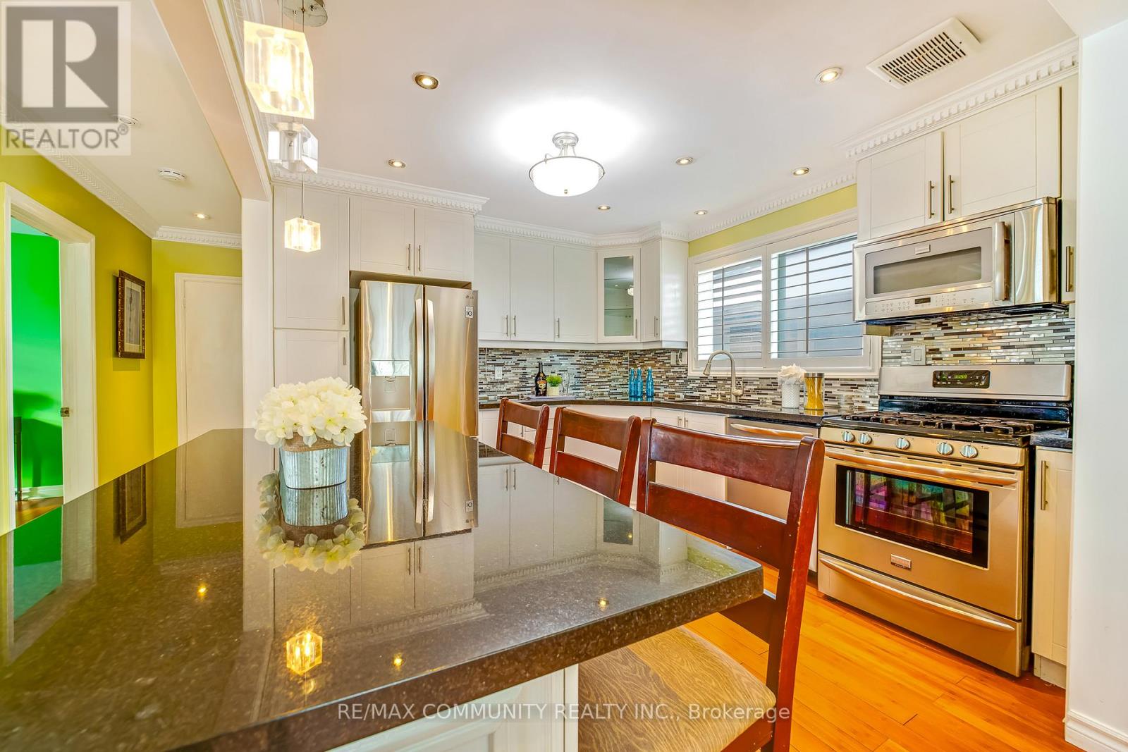 24 Hurley Crescent, Toronto, Ontario  M1P 4H4 - Photo 13 - E12599716