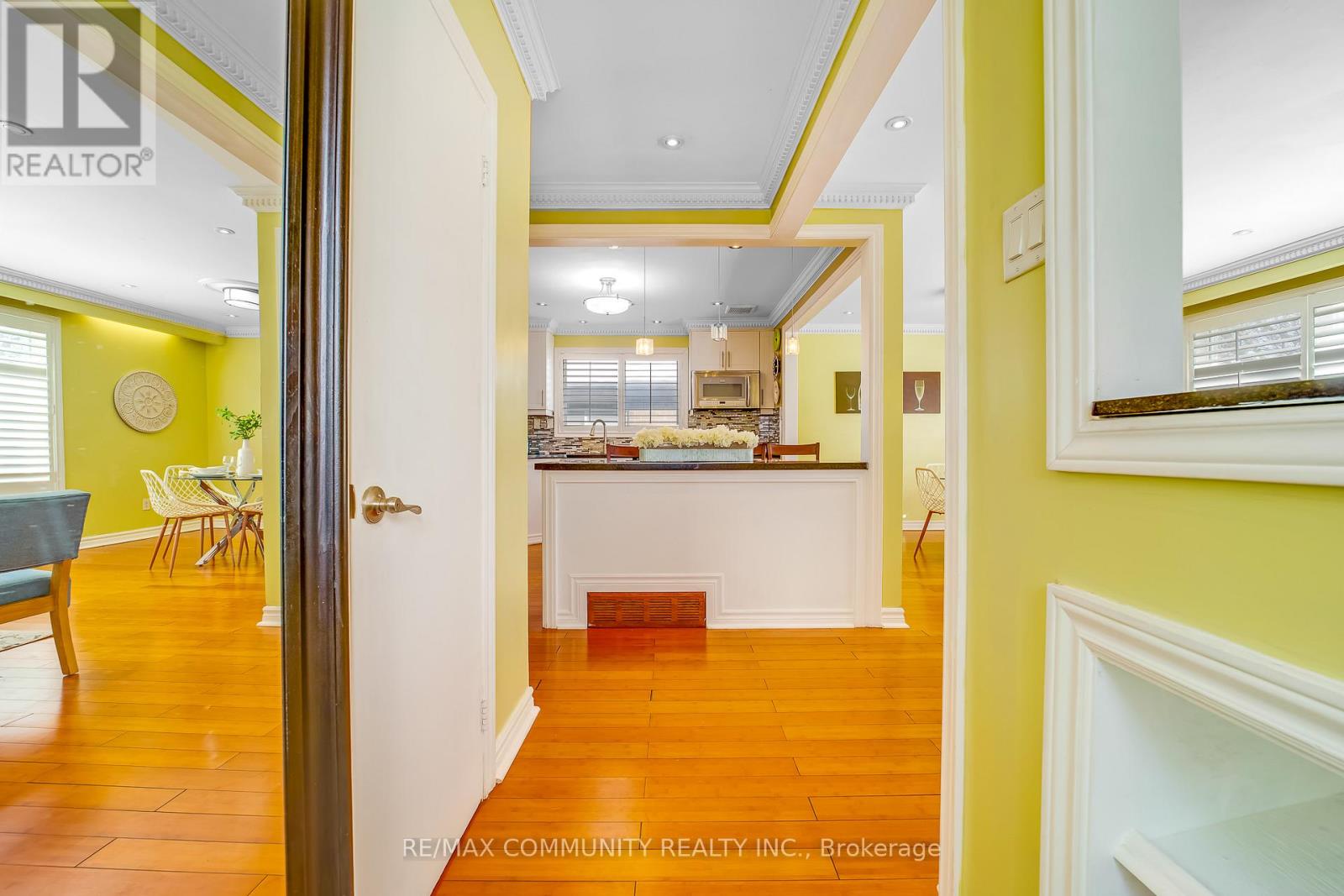 24 Hurley Crescent, Toronto, Ontario  M1P 4H4 - Photo 7 - E12599716