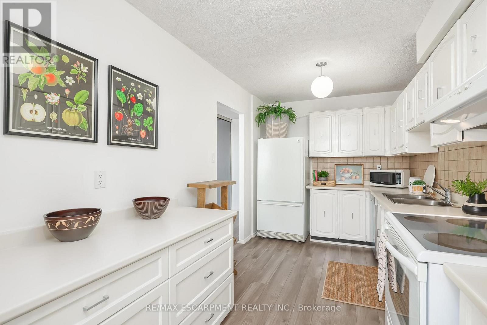 1706 - 375 King Street N, Kitchener, Ontario  N2J 4L6 - Photo 10 - X12600570