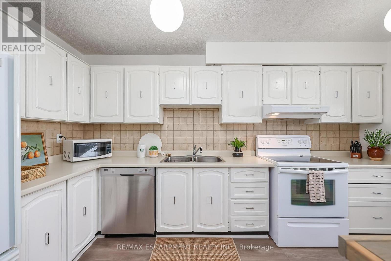 1706 - 375 King Street N, Kitchener, Ontario  N2J 4L6 - Photo 7 - X12600570