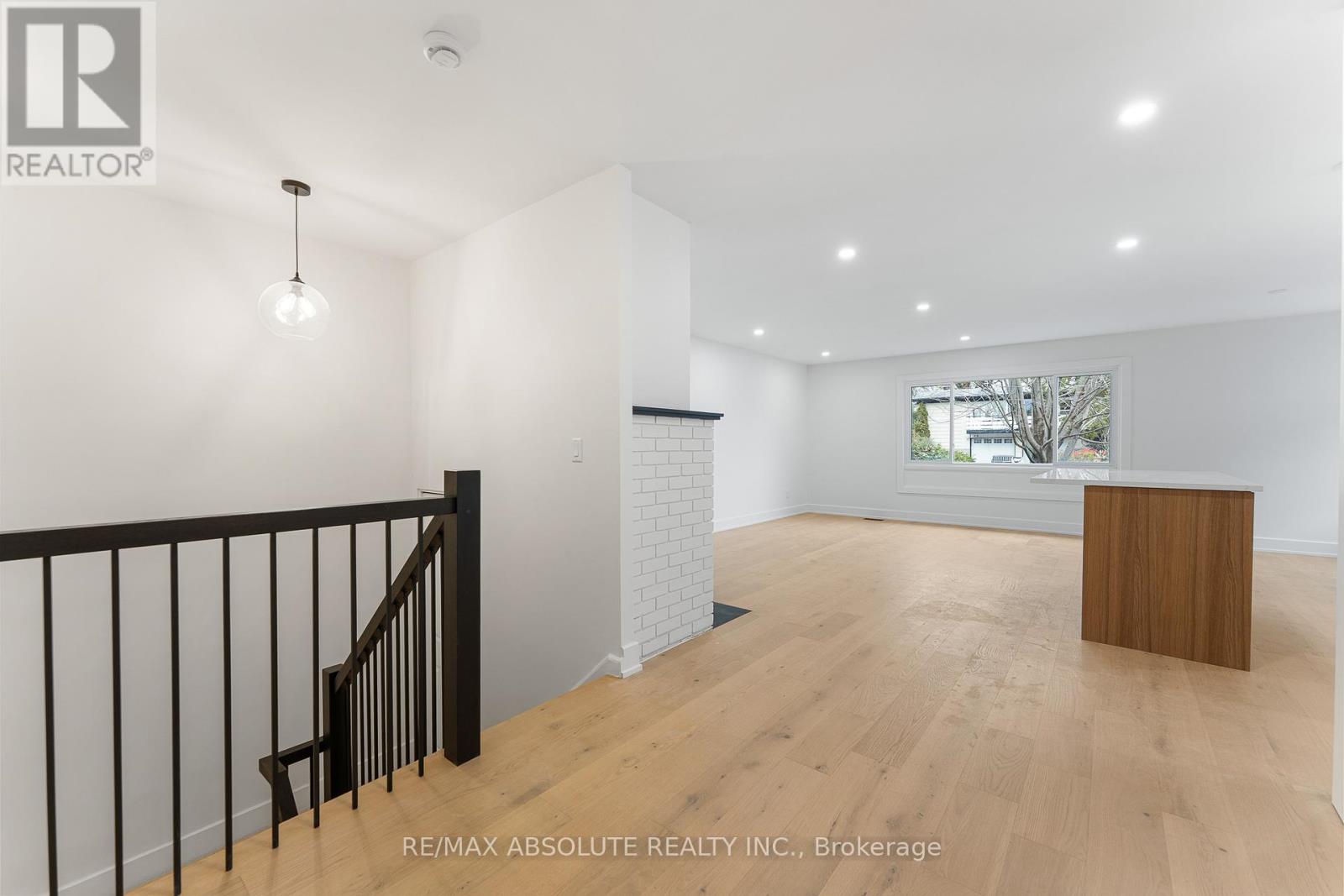 14 Mulvagh Avenue, Ottawa, Ontario K2E 6M6 - Photo 3 - X12597816