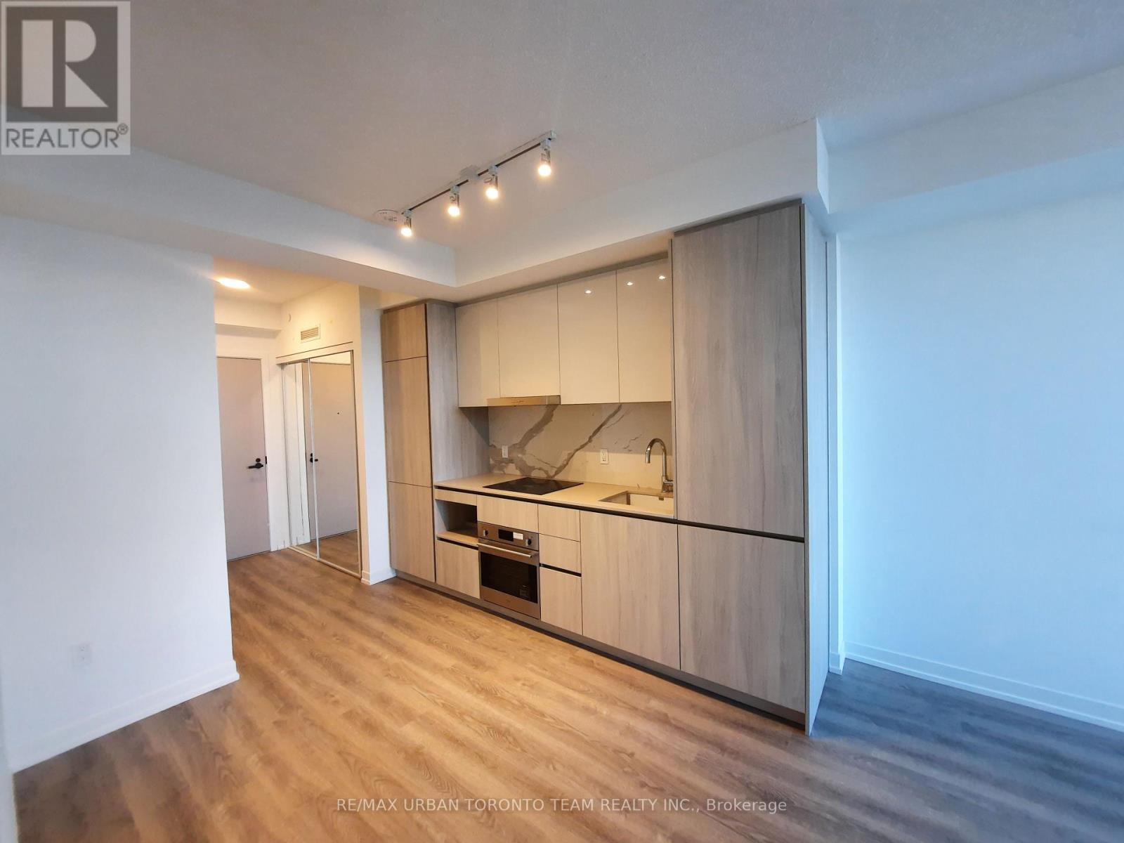 516 - 8 Interchange Way, Vaughan, Ontario  L4K 5Z7 - Photo 3 - N12600724