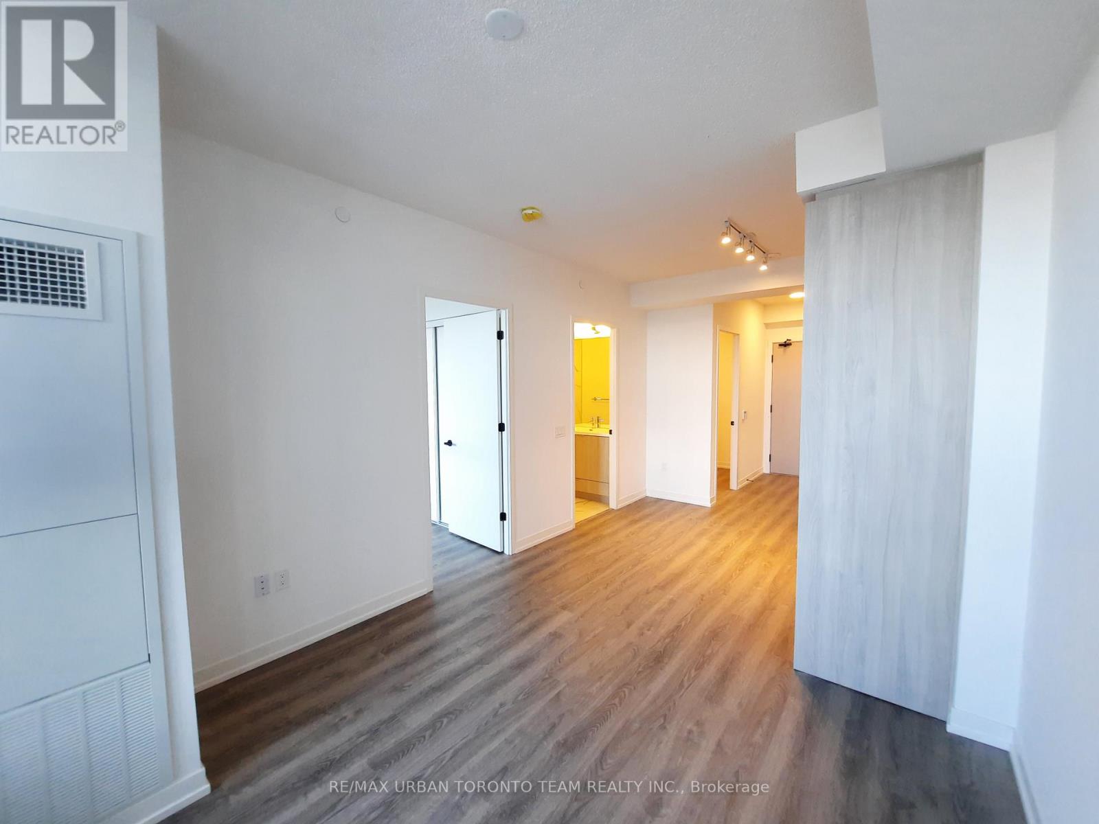 516 - 8 Interchange Way, Vaughan, Ontario  L4K 5Z7 - Photo 5 - N12600724