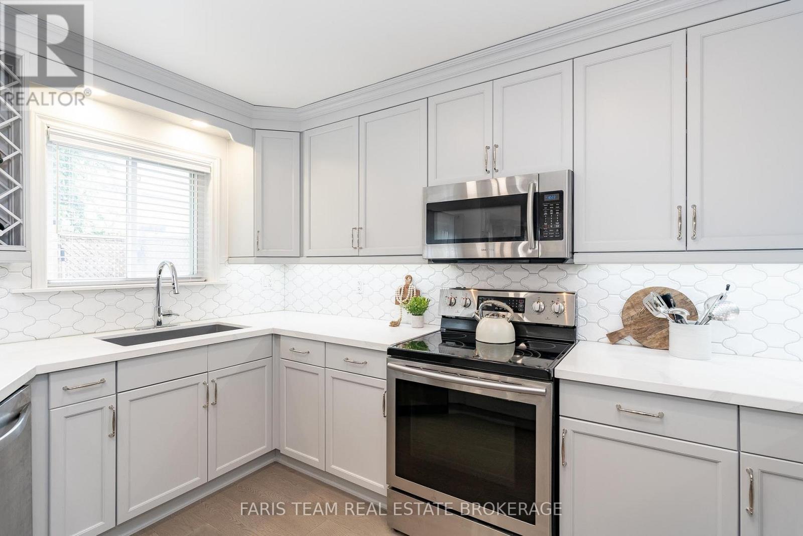 3 Saxon Road, Barrie (Innis-Shore), Ontario  L4M 7G6 - Photo 8 - S12600786