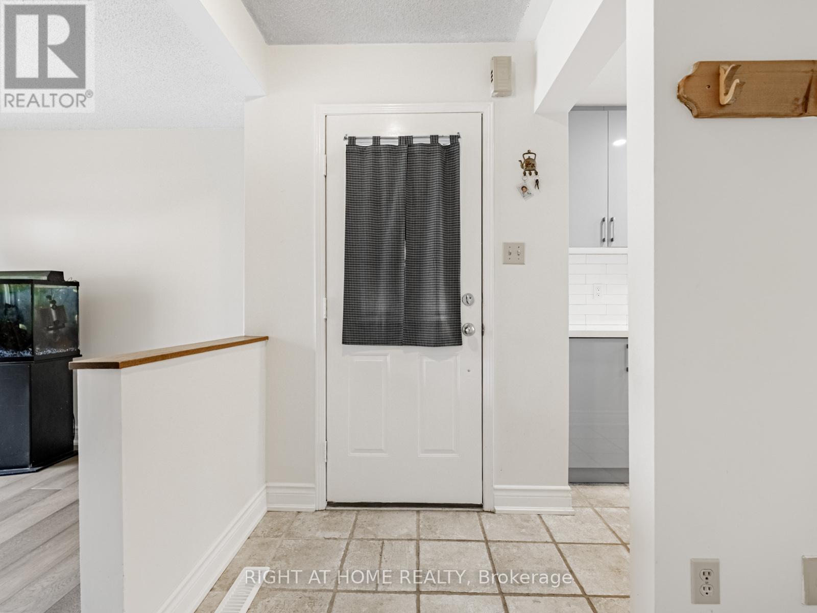 1129 Beechnut Road, Oakville, Ontario  L6J 7P2 - Photo 4 - W12600672