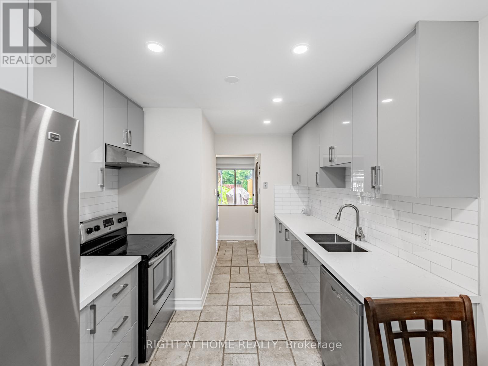 1129 Beechnut Road, Oakville, Ontario  L6J 7P2 - Photo 9 - W12600672