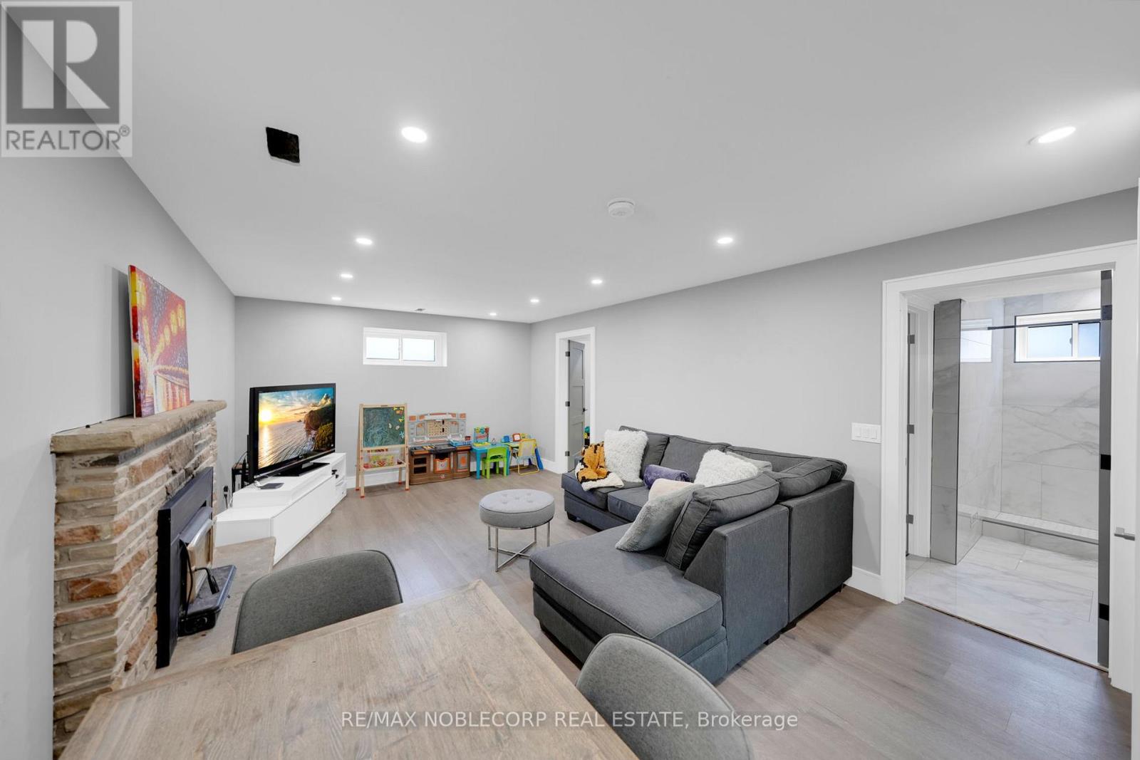 2515 Hensall Street, Mississauga, Ontario  L5A 2T1 - Photo 17 - W12600714