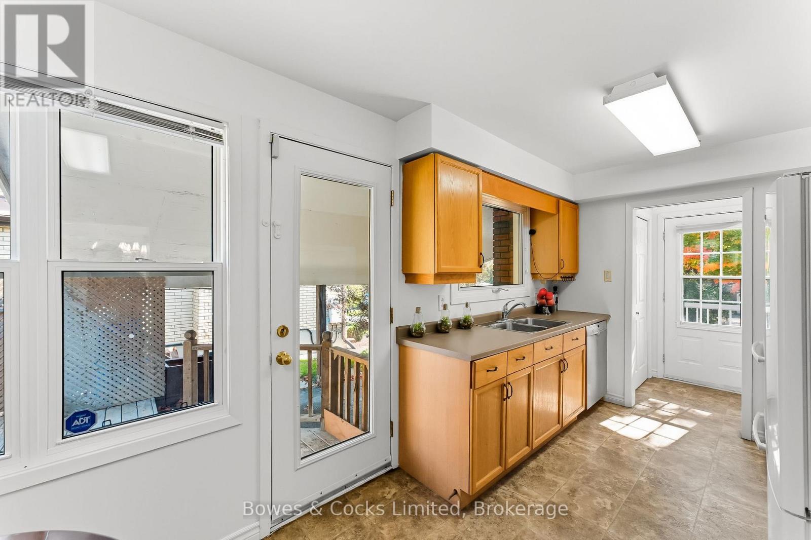 540 Montcalm Drive, Peterborough, Ontario  K9H 6S7 - Photo 12 - X12447159