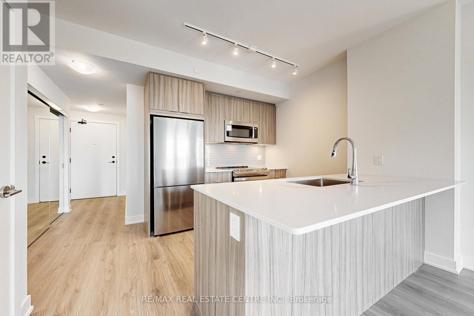 1403 - 430 Square One Drive, Mississauga, Ontario  L5B 0L6 - Photo 5 - W12587694