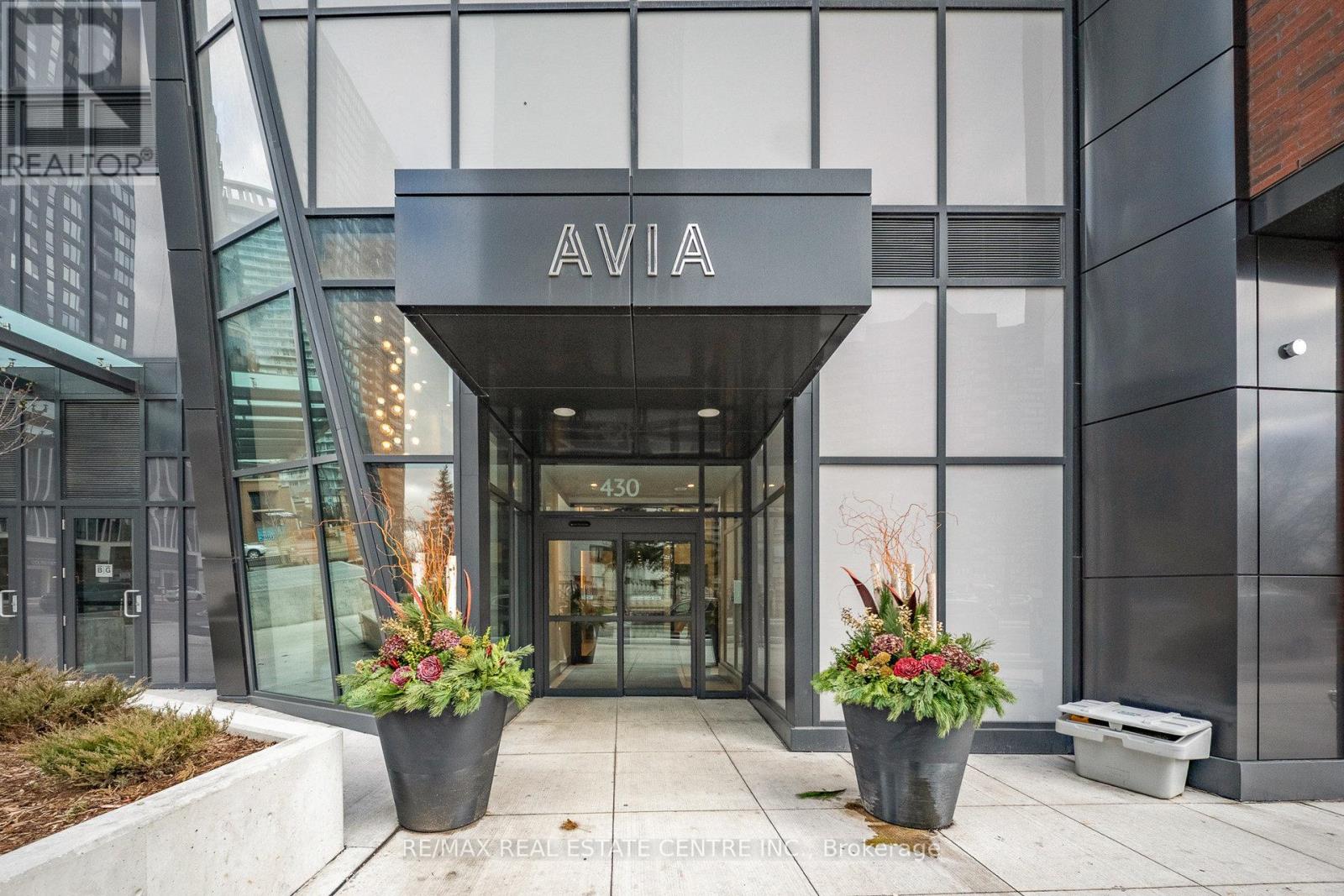 1403 - 430 Square One Drive, Mississauga, Ontario  L5B 0L6 - Photo 4 - W12587694