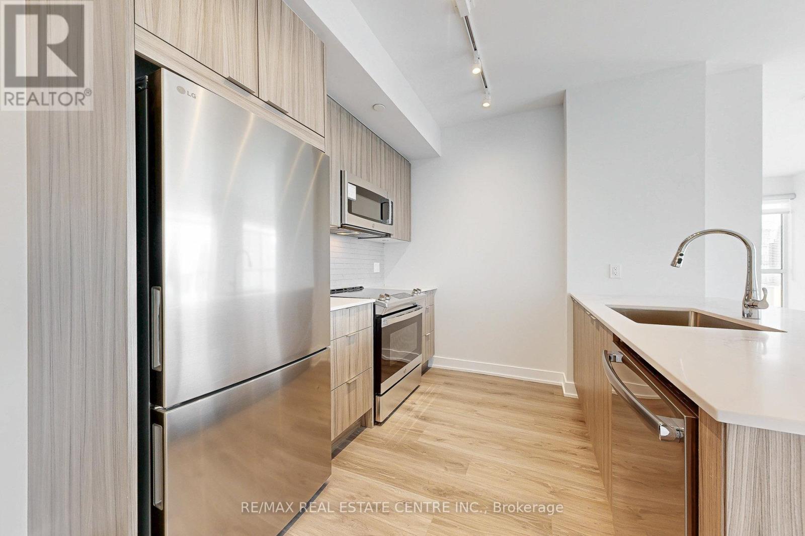 1403 - 430 Square One Drive, Mississauga, Ontario  L5B 0L6 - Photo 6 - W12587694