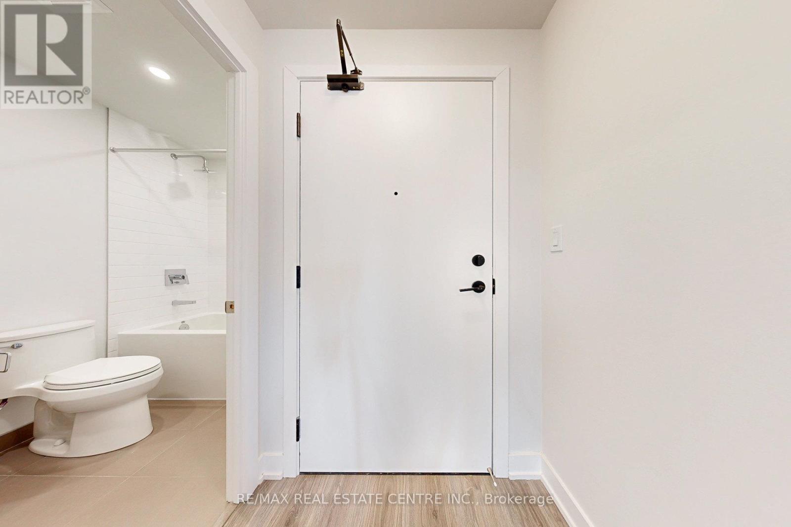 1403 - 430 Square One Drive, Mississauga, Ontario  L5B 0L6 - Photo 10 - W12587694