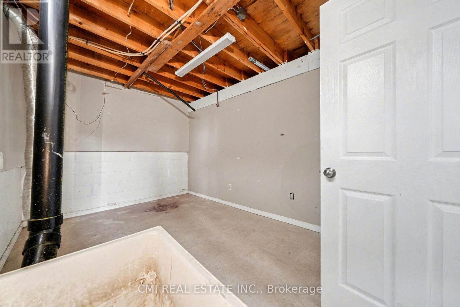 916 Woodbine Avenue, Greater Sudbury, Ontario  P3A 5A8 - Photo 32 - X12600762