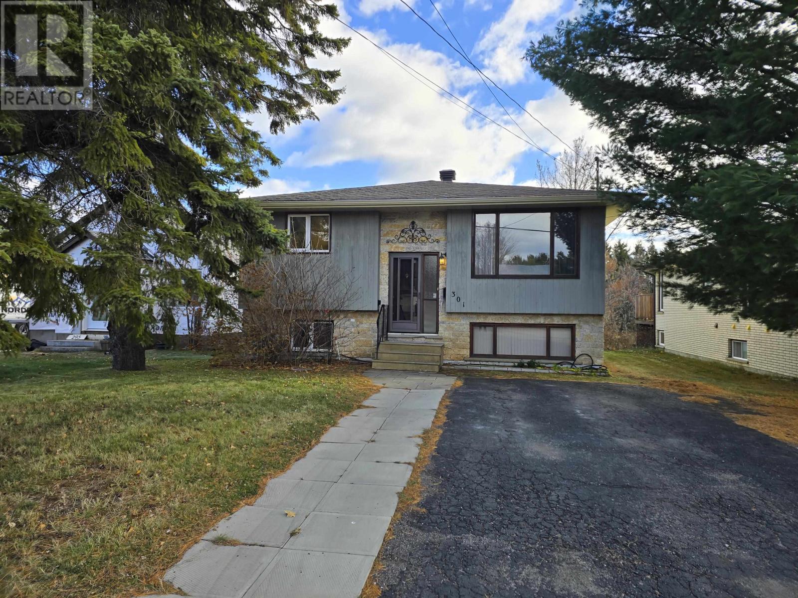 301 Sherwood Ave, Thunder Bay, Ontario P7B 6L2 - Photo 1 - TB253469