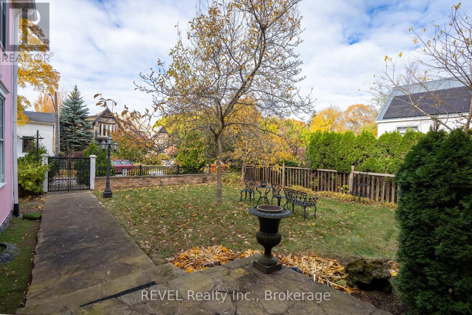 242 Simcoe Street, Niagara-On-The-Lake, Ontario L0S 1J0 - Photo 36 - X12565068