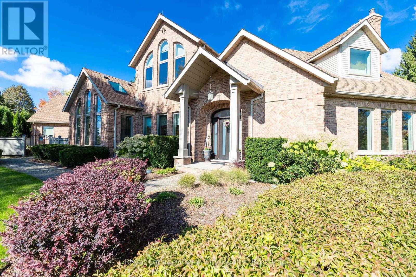 20 Fox Run Drive, Puslinch, Ontario N0B 2J0 - Photo 2 - X12464474