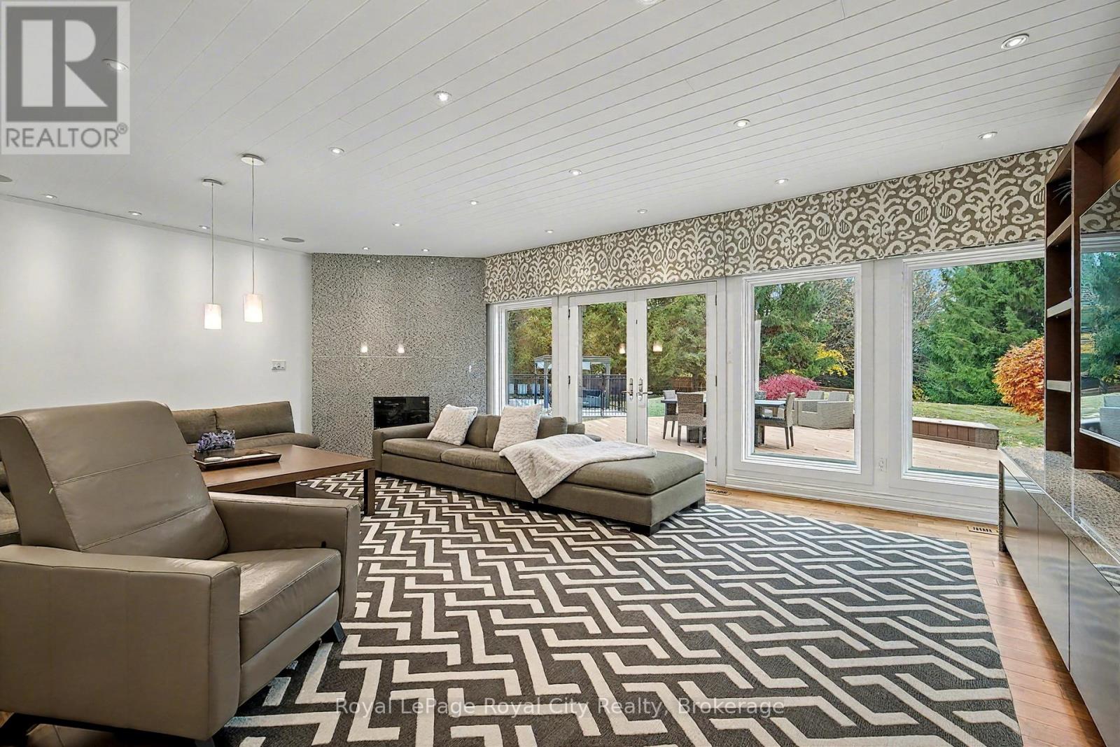 20 Fox Run Drive, Puslinch, Ontario N0B 2J0 - Photo 8 - X12464474