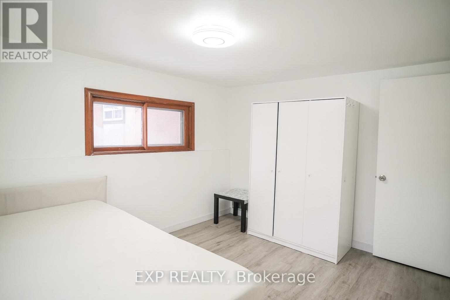 Upper - 6156 Barker Street, Niagara Falls (Dorchester), Ontario  L2G 1Y4 - Photo 2 - X12600852