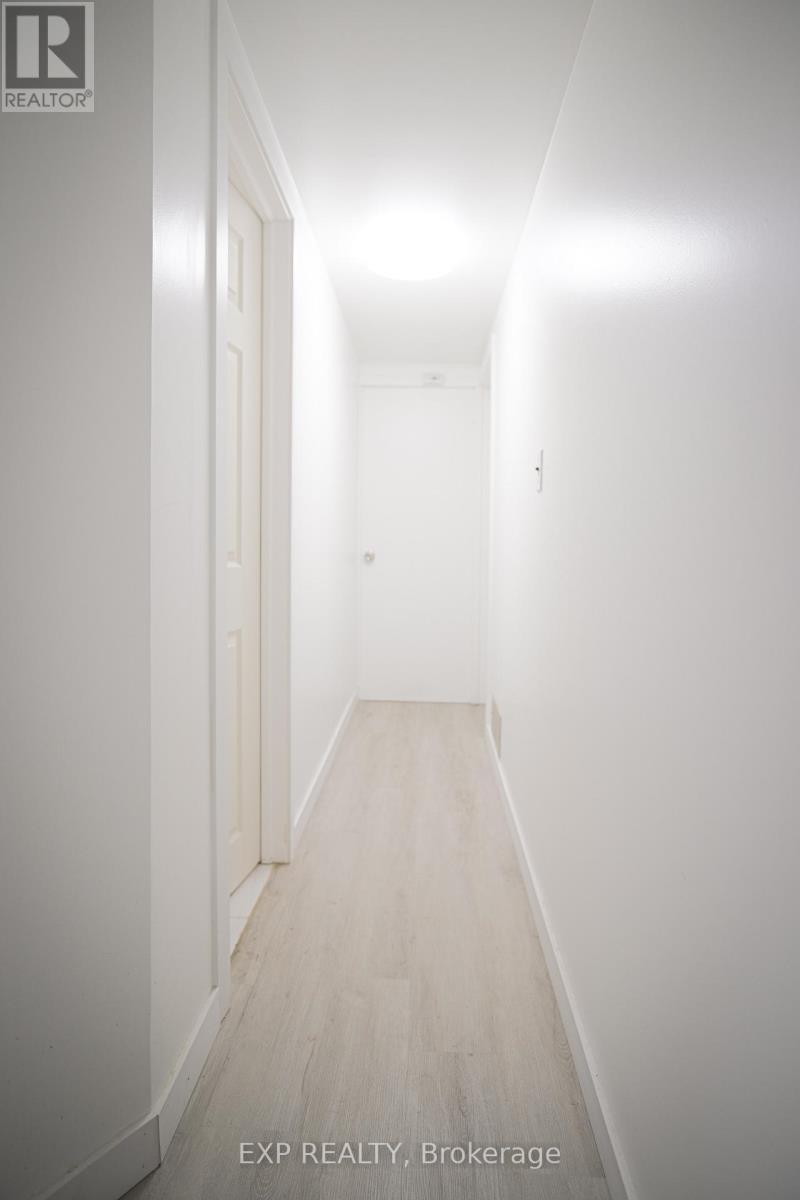 Upper - 6156 Barker Street, Niagara Falls (Dorchester), Ontario  L2G 1Y4 - Photo 5 - X12600852