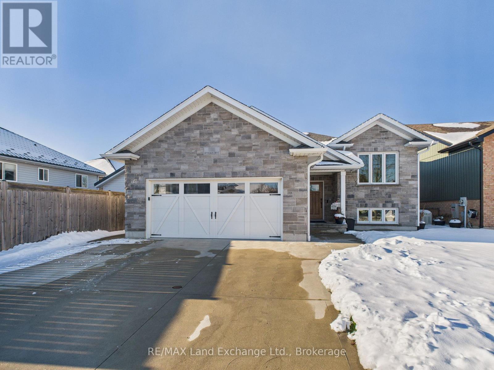 756 Reynolds Drive, Kincardine, Ontario  N2Z 3B6 - Photo 2 - X12601010