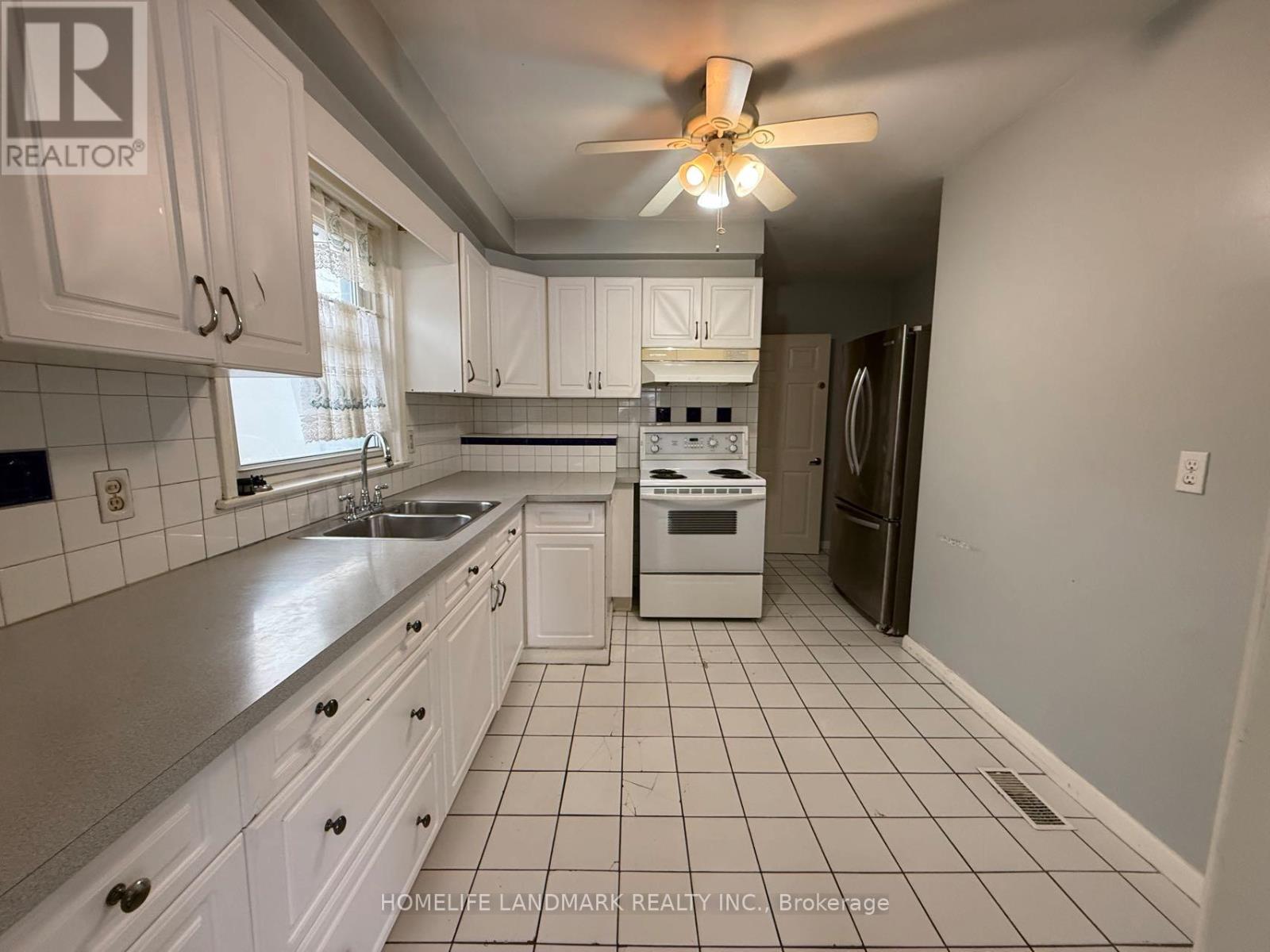 157 Sussex Avenue, Richmond Hill, Ontario  L4C 2E9 - Photo 4 - N12600942