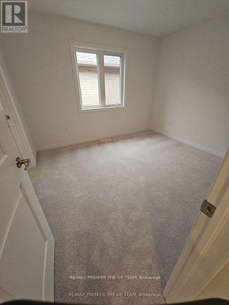 5 Abbey Crescent, Barrie (Painswick South), Ontario  L9J 0B7 - Photo 4 - S12600890