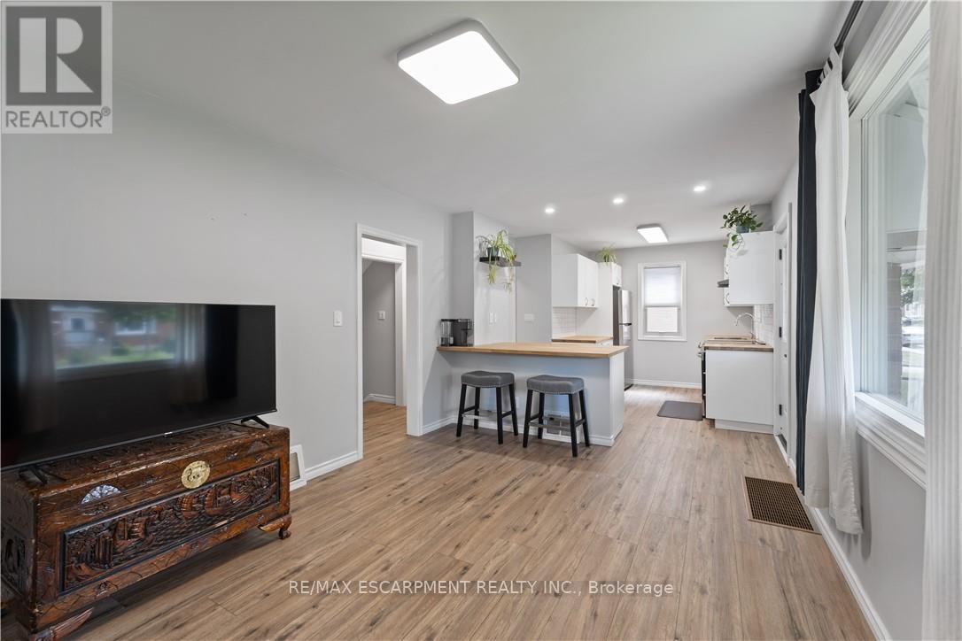 197 East 12th Street, Hamilton, Ontario  L9A 3X5 - Photo 11 - X12600796