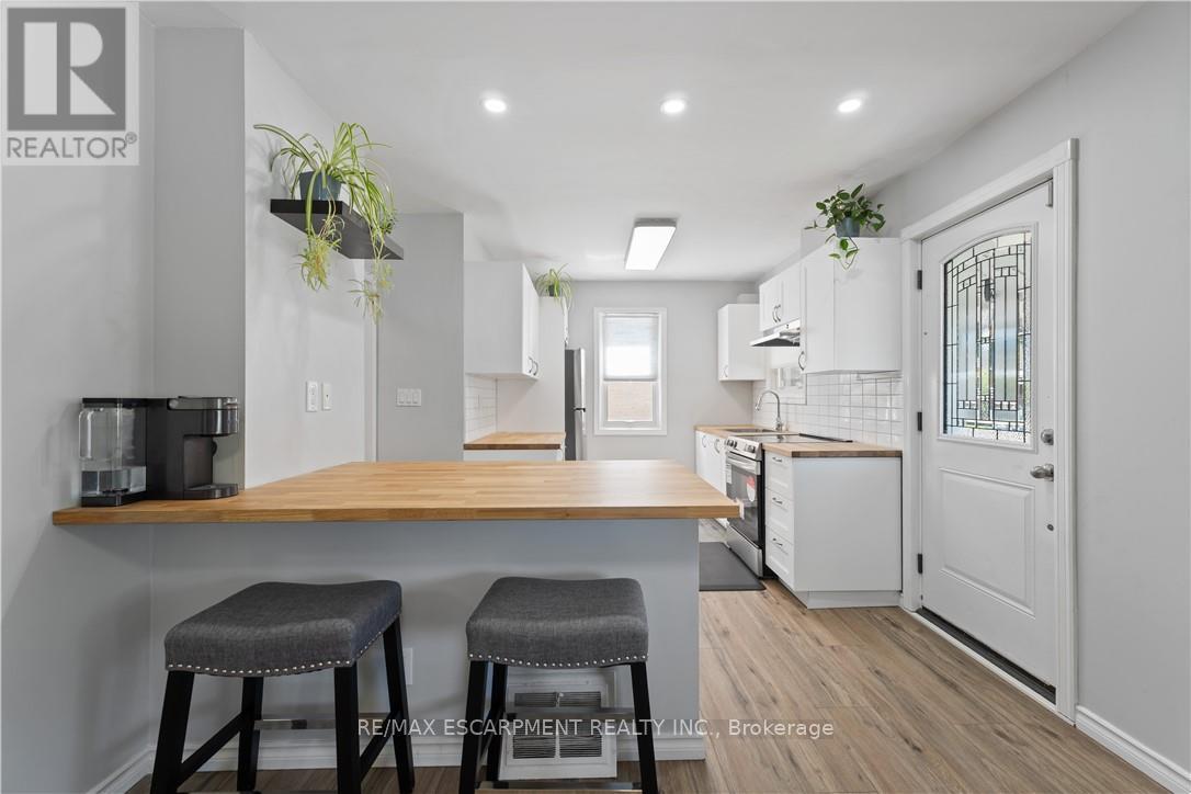 197 East 12th Street, Hamilton, Ontario  L9A 3X5 - Photo 8 - X12600796