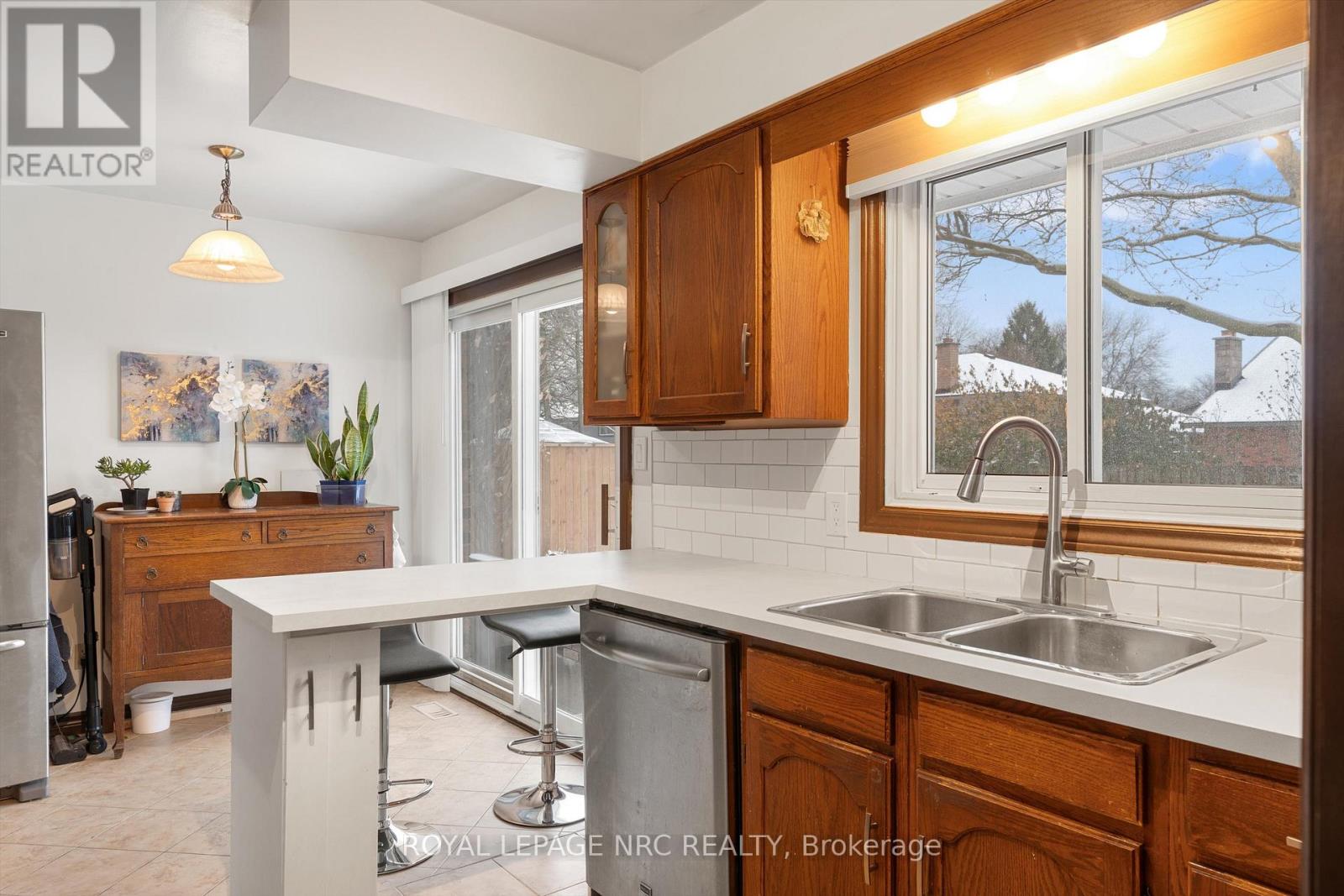 2821 Solar Crescent, Niagara Falls, Ontario L2J 4A8 - Photo 11 - X12601102