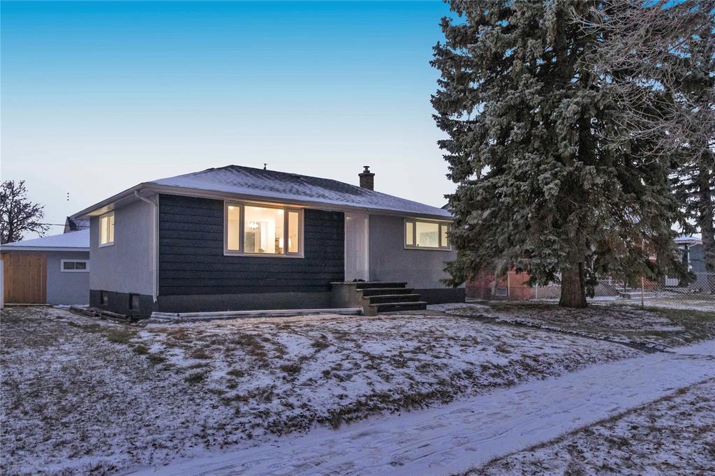 1322 Burrows Avenue, Winnipeg, Manitoba  R2X 0S4 - Photo 1 - 202529352