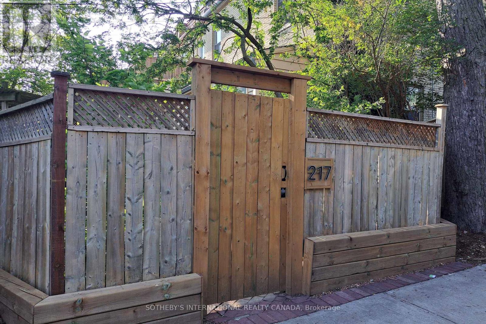 Unit 2 - 215 Carlton Street, Toronto, Ontario  M5A 2K9 - Photo 3 - C12601044