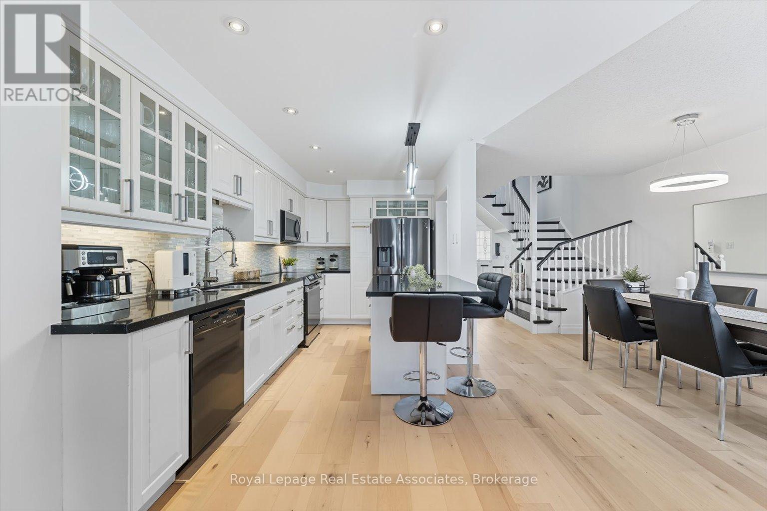 443 Stonetree Court, Mississauga, Ontario  L5B 4H3 - Photo 6 - W12601100