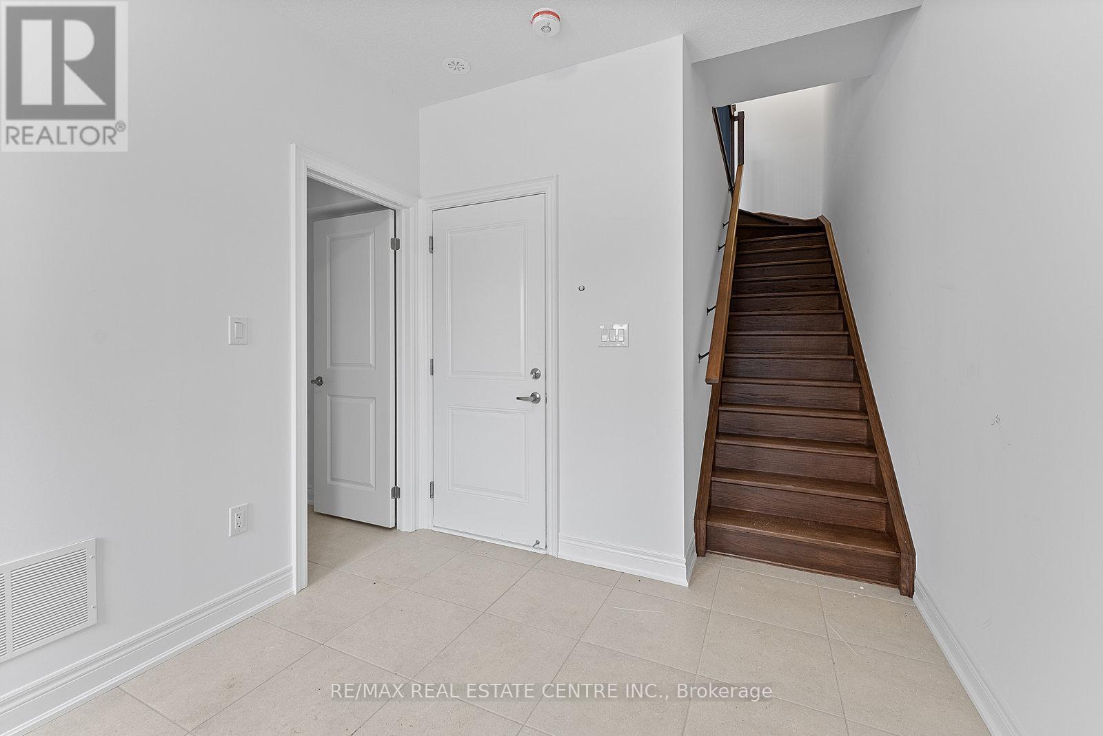 47 - 2140 Trafalgar Rd Road, Oakville, Ontario  L6B 7H2 - Photo 5 - W12601130