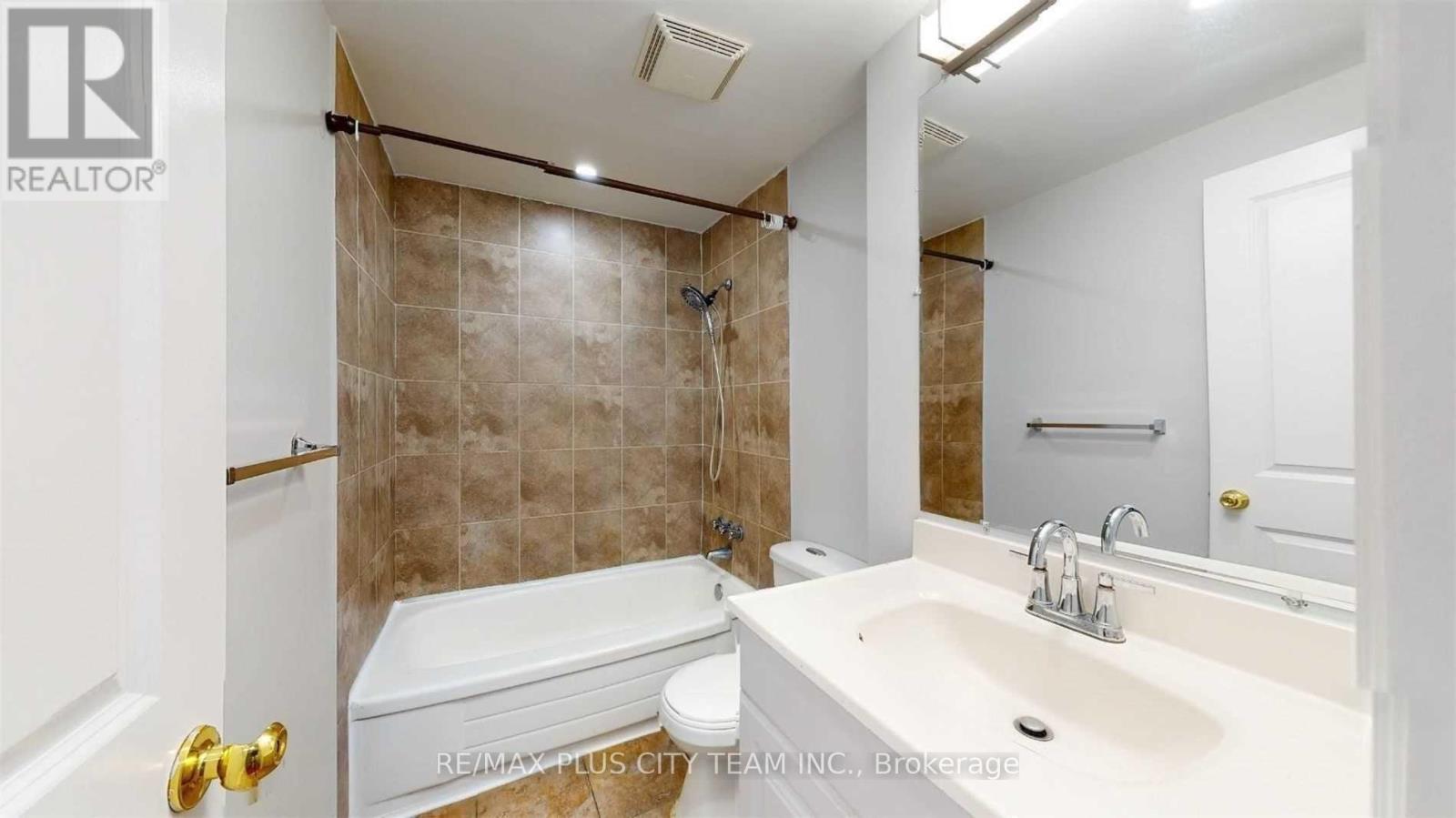 50 Darras Court, Brampton, Ontario  L6T 1W7 - Photo 13 - W12601144