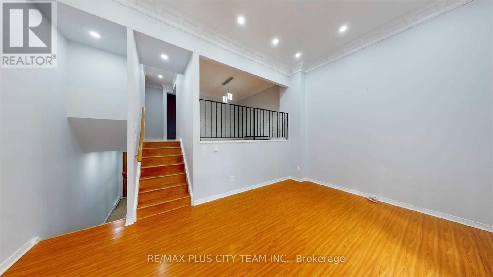 50 Darras Court, Brampton, Ontario  L6T 1W7 - Photo 4 - W12601144