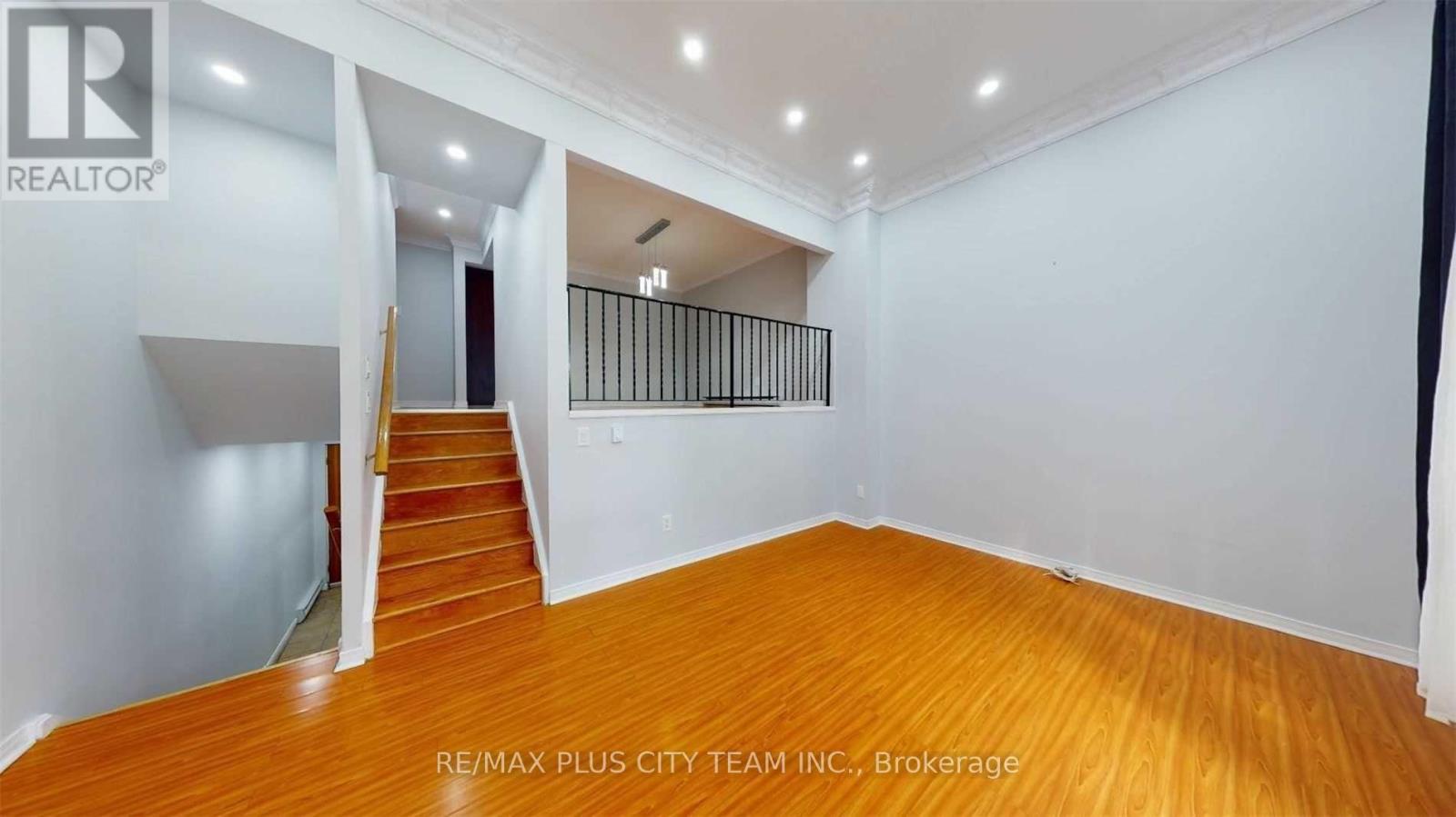 50 Darras Court, Brampton, Ontario  L6T 1W7 - Photo 7 - W12601144