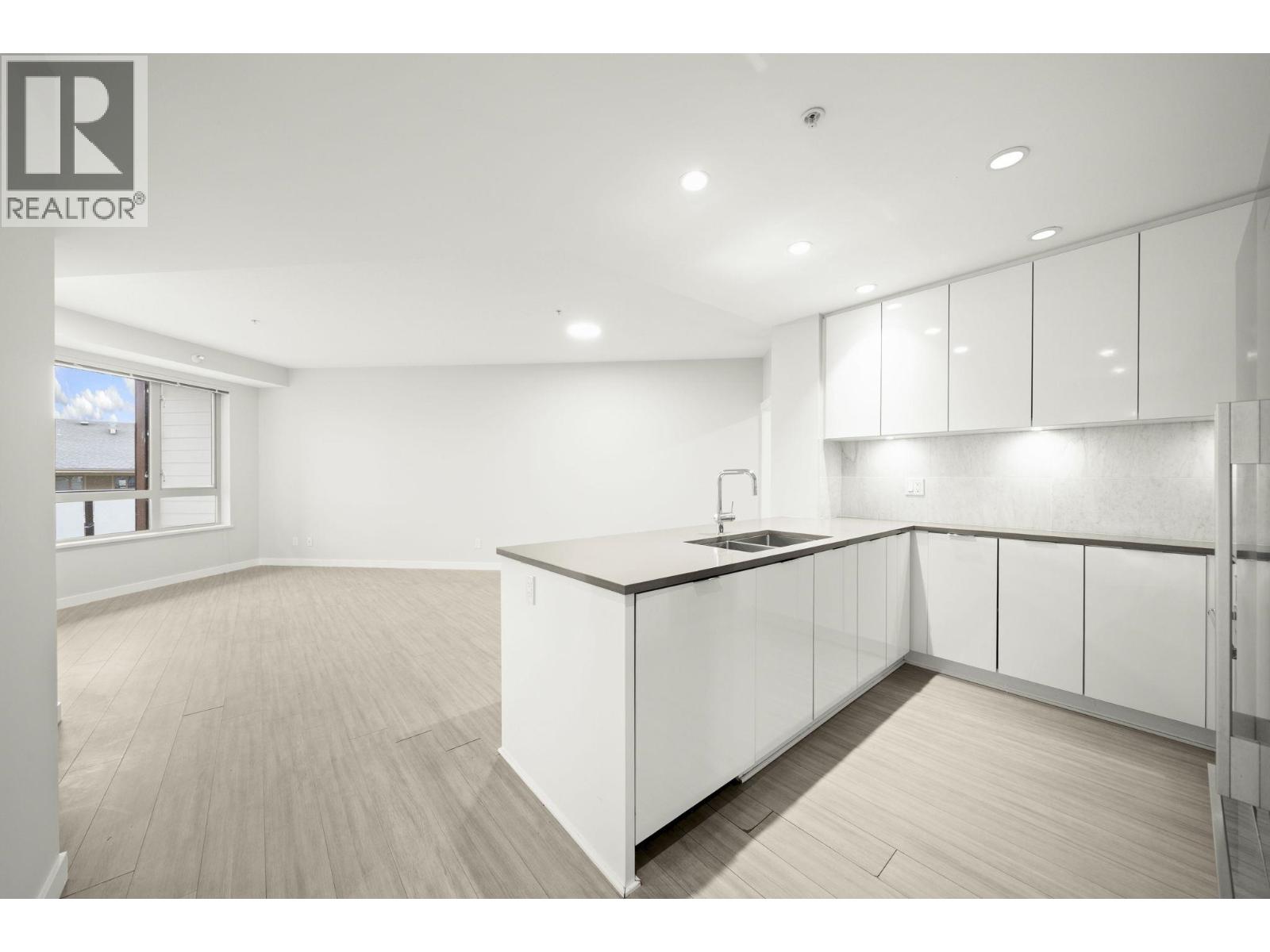 301 2632 Library Lane, North Vancouver, British Columbia  V7J 0B8 - Photo 4 - R3071539