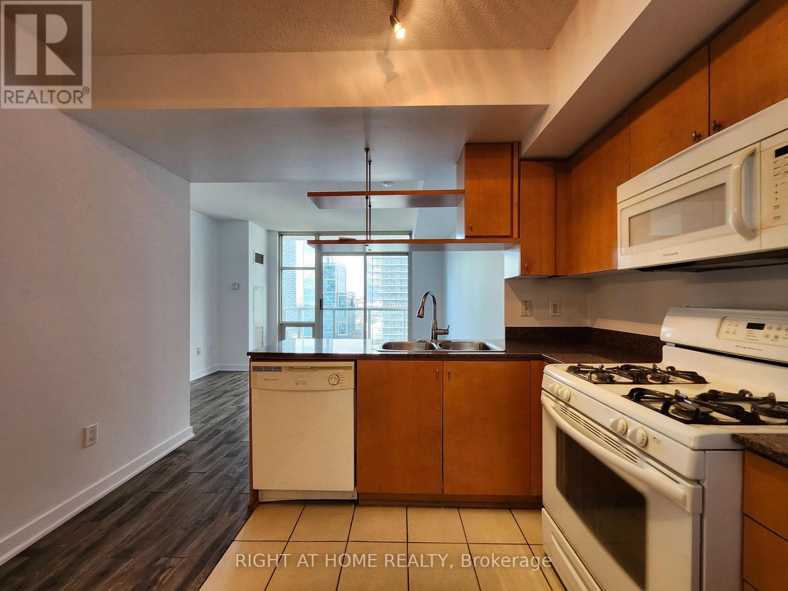 3205 - 35 Mariner Terrace, Toronto, Ontario M5V 3V9 - Photo 4 - C12601174