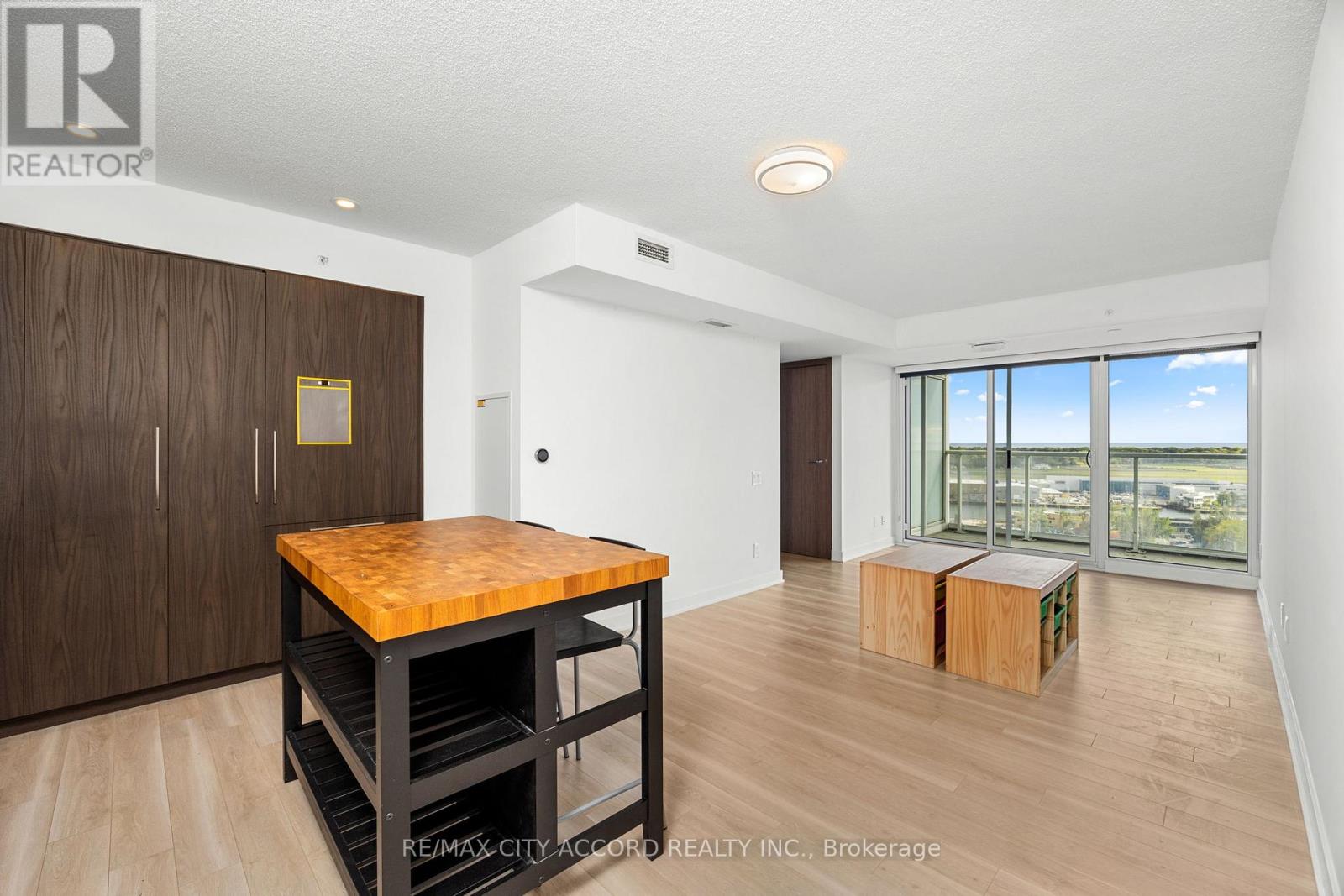 2015 - 17 Bathurst Street, Toronto, Ontario  M5V 0N1 - Photo 2 - C12601324