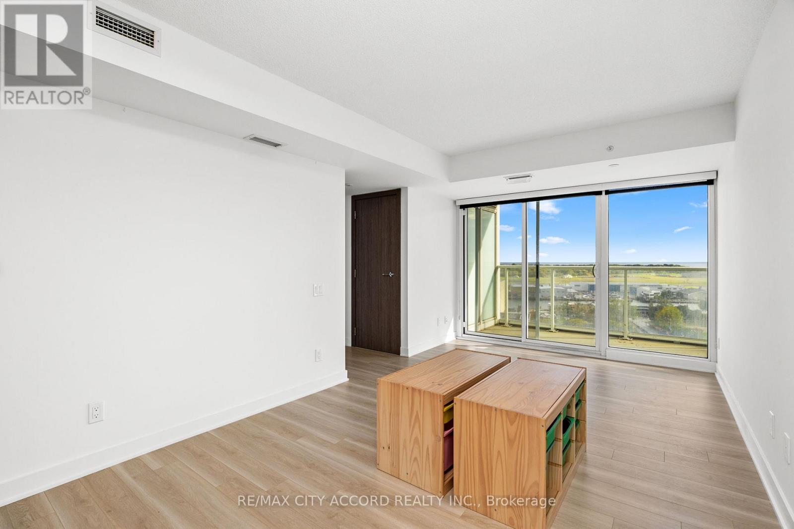 2015 - 17 Bathurst Street, Toronto, Ontario  M5V 0N1 - Photo 4 - C12601324