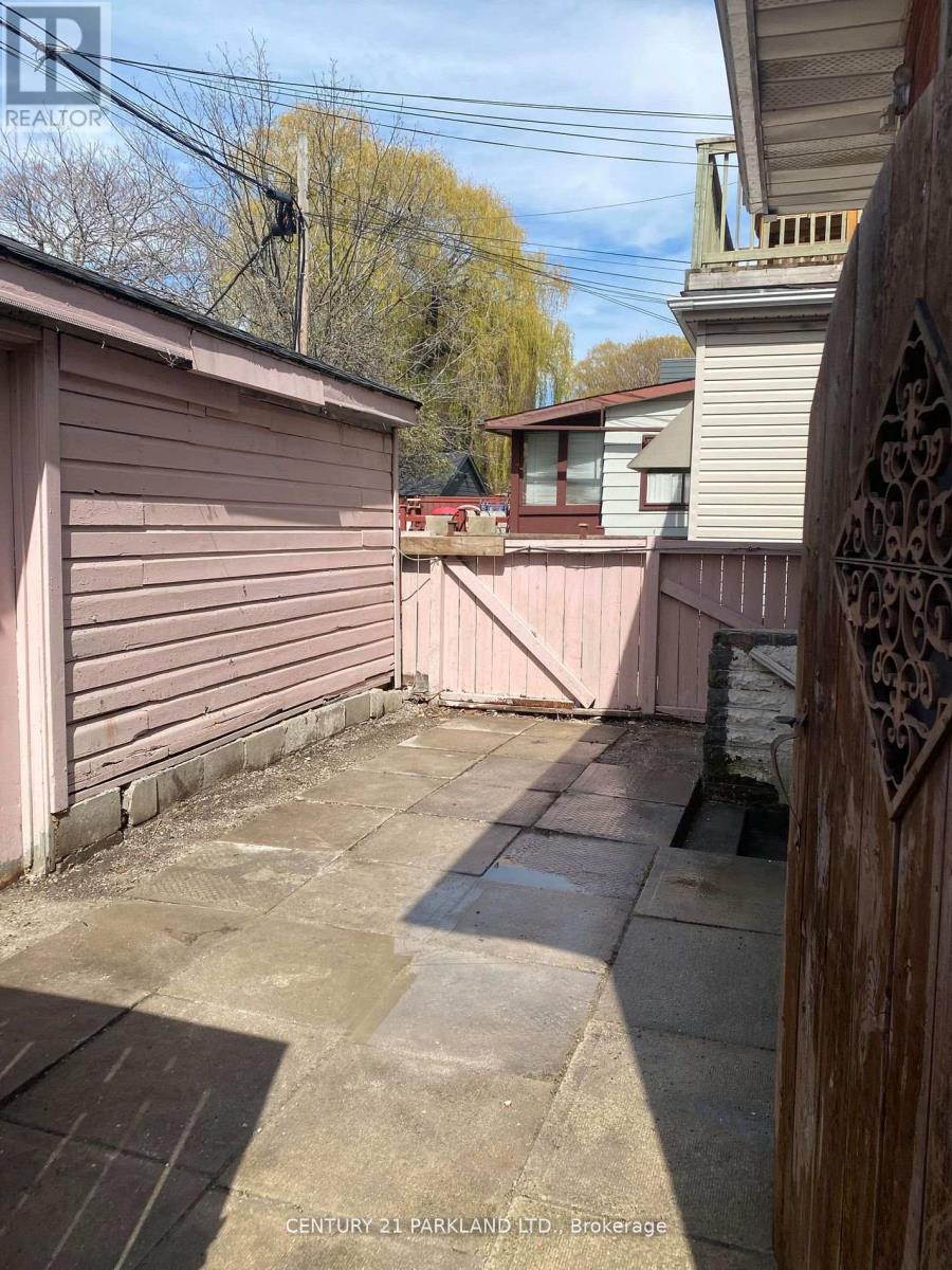 2 Dearbourne Avenue, Toronto, Ontario  M4K 1M7 - Photo 13 - E12601156