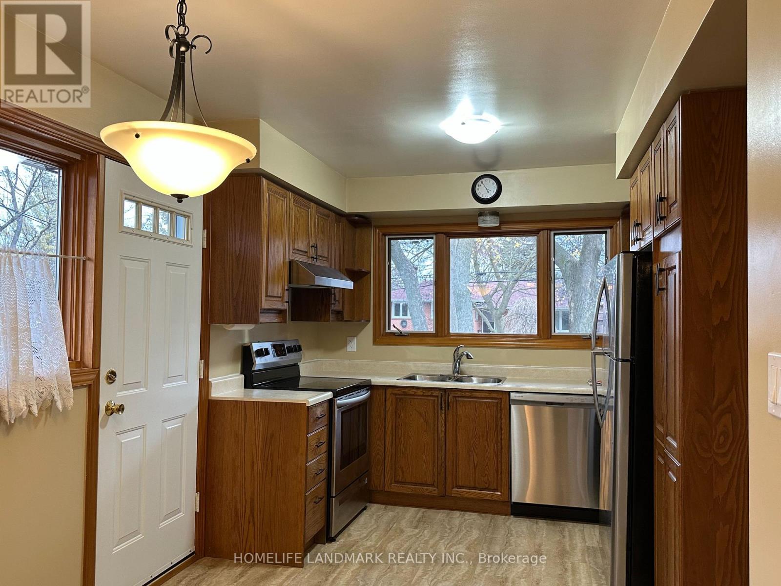 28 Landfair Crescent, Toronto, Ontario  M1J 3A7 - Photo 2 - E12601236