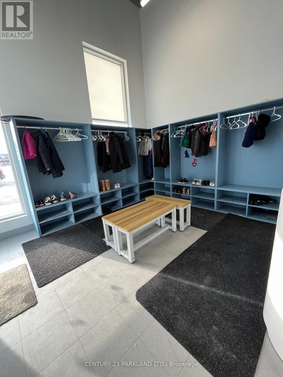 J2 - 43 First Commerce Drive, Aurora, Ontario  L4G 0G2 - Photo 4 - N12601288