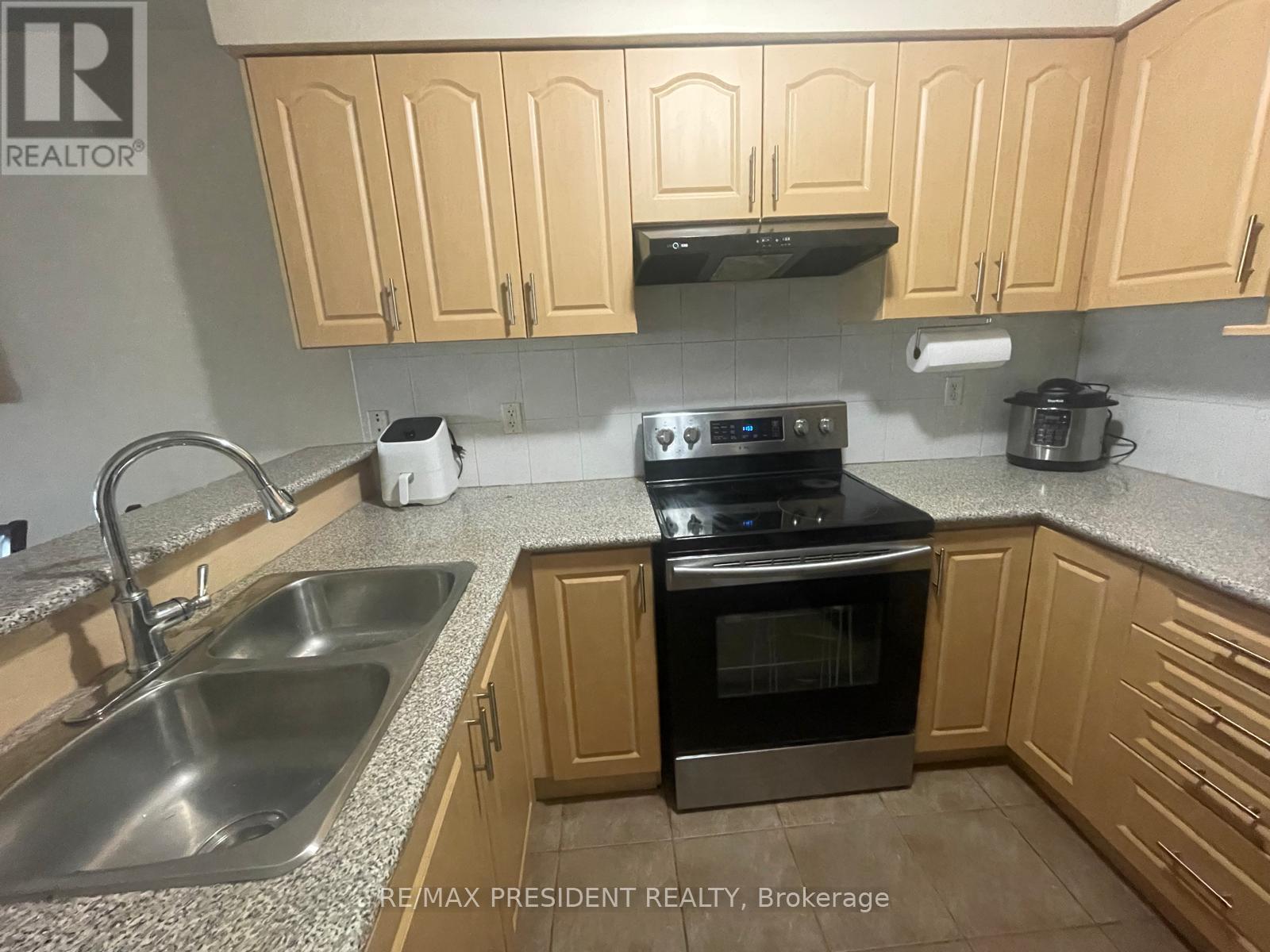 107 Rockgarden Trail, Brampton, Ontario L6R 3N2 - Photo 12 - W12601150