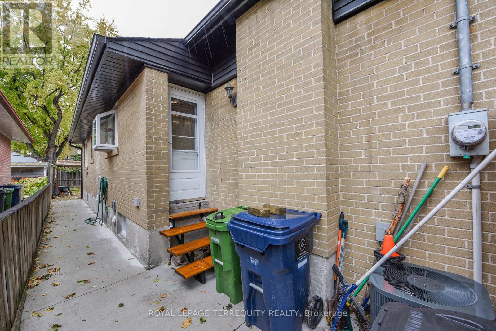 20 Hallow Crescent, Toronto, Ontario M9W 2V9 - Photo 5 - W12601164