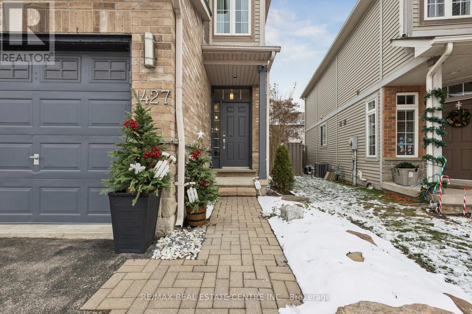 1427 Treeland Street, Burlington, Ontario  L7R 5B4 - Photo 2 - W12601208