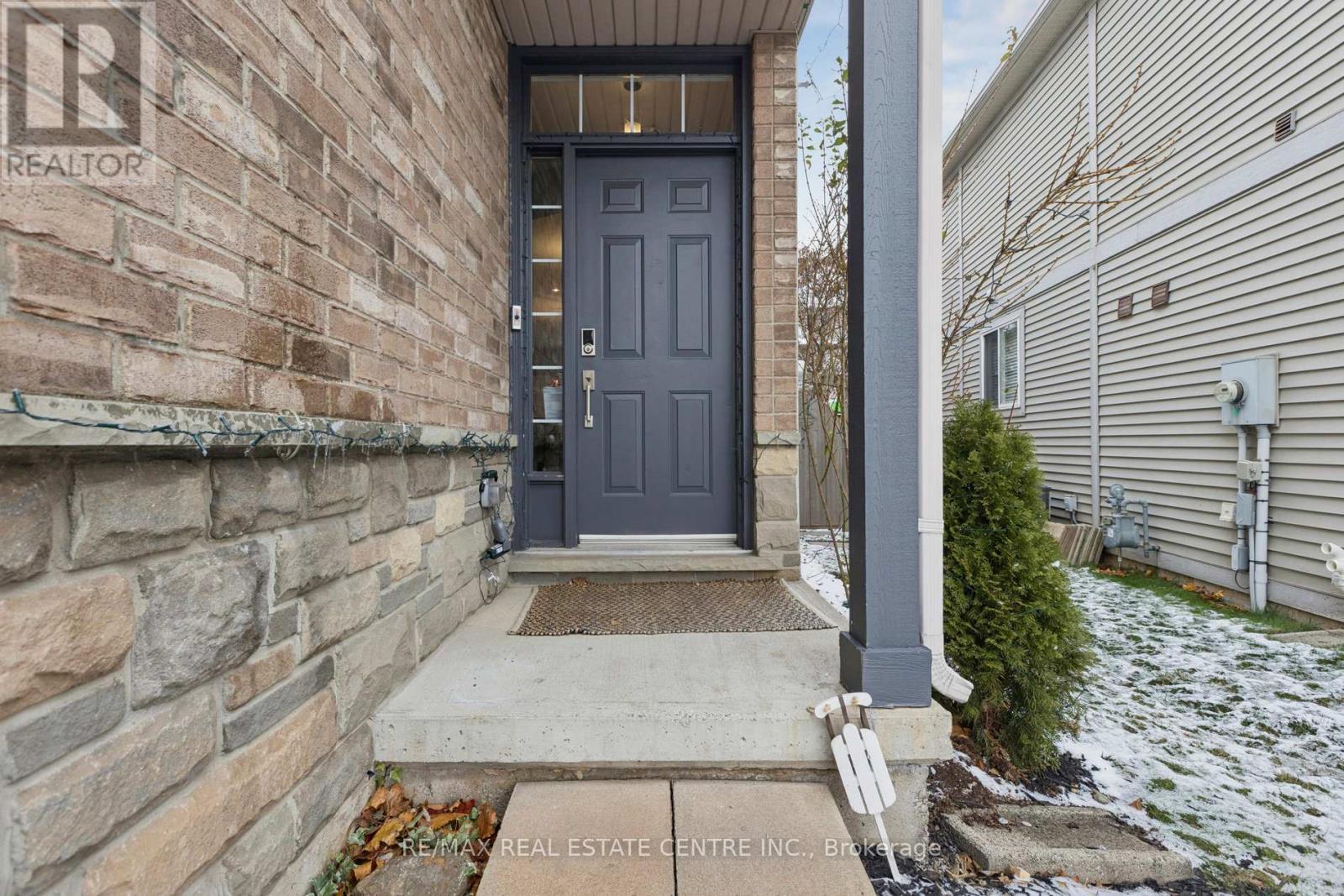 1427 Treeland Street, Burlington, Ontario  L7R 5B4 - Photo 3 - W12601208